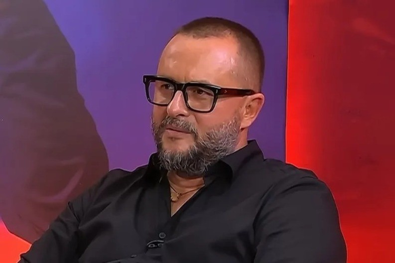 STRUČNJAK ZA AVIJACIJU ZAPUŠIO USTA BLOKADERU IVANU IVANOVIĆU Vređao srpsku nacionalnu kompaniju jer mu kasni let, a onda je usledio šamar otrežnjenja!