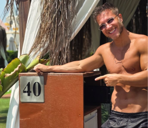 POZNATI POBEGLI OD ZIME U SRBIJI Saša Kovačević se baškari na misterioznoj lokaciji! (FOTO)