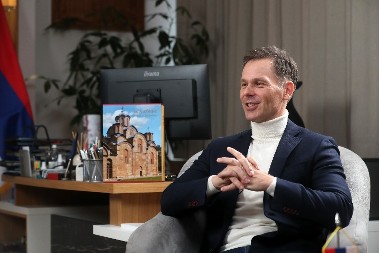 "PRAZNIK MIRA, POŠTOVANJA, RADOSTI I LJUBAVI" Siniša Mali čestitao Badnji dan i Božić