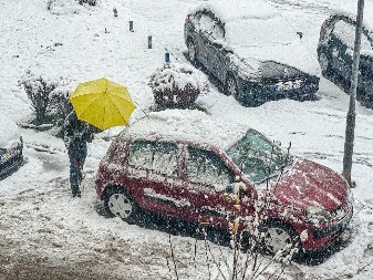 Mnogi vozači uništavaju svoje automobile - da li treba zagrejati motor pre vožnje zimi?