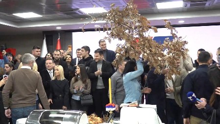 SNS OBELEŽAVA BADNJI DAN Badnjak unet u prostorije stranke: Sačuvaćemo državu i narod (VIDEO)