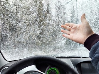 SAVRŠEN TRIK ZA LEDENE DANE Odmaglite auto lako i brzo - ne pravite uobičajenu grešku