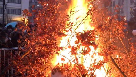 Tradicionalno paljenje badnjaka okupilo vernike na Vračaru (VIDEO)