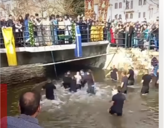 SKANDAL U GRČKOJ: Plivanje za Časni krst završilo tučom