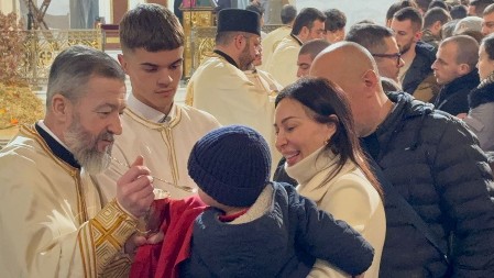 CECA SE PRIČESTILA NA BOŽIĆNOJ LITURGIJI Željko, Krstan i Isajia nisu se odvajali od nje u Hramu