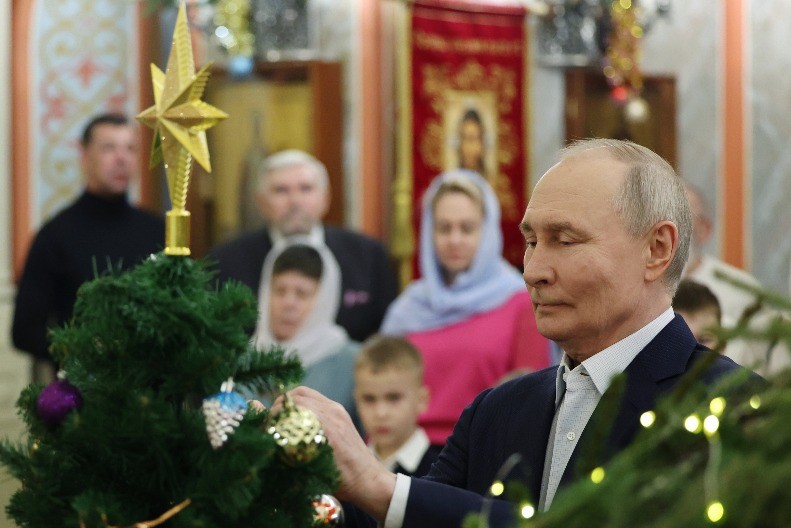 POGLEDAJTE S KIM JE PUTIN DOČEKAO BOŽIĆ Evo šta je poručio iz crkve na praznik (FOTO)