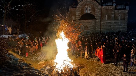 VELIČANSTVEN PRIZOR NA BADNJE VEČE Stotine vernika prisustvovao paljenju badnjaka u Čačku (FOTO/VIDEO)