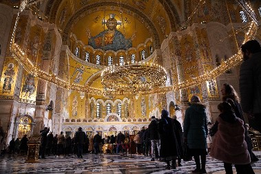 MIR BOŽJI, HRISTOS SE RODI Pravoslavni vernici slave najrodisniji praznik, patrijarh Porfirije služio božićnu liturgiju u Hramu Svetog Save