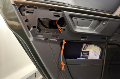 Kola skupa, al' brava ne valja - vozači rešili problem pomoću štapa i kanapa, bukvalno