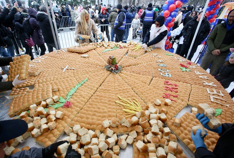POLOMLJENA ČESNICA ISPRED HRAMA SVETOG SAVE Prisustvovao veliki broj građana (FOTO)