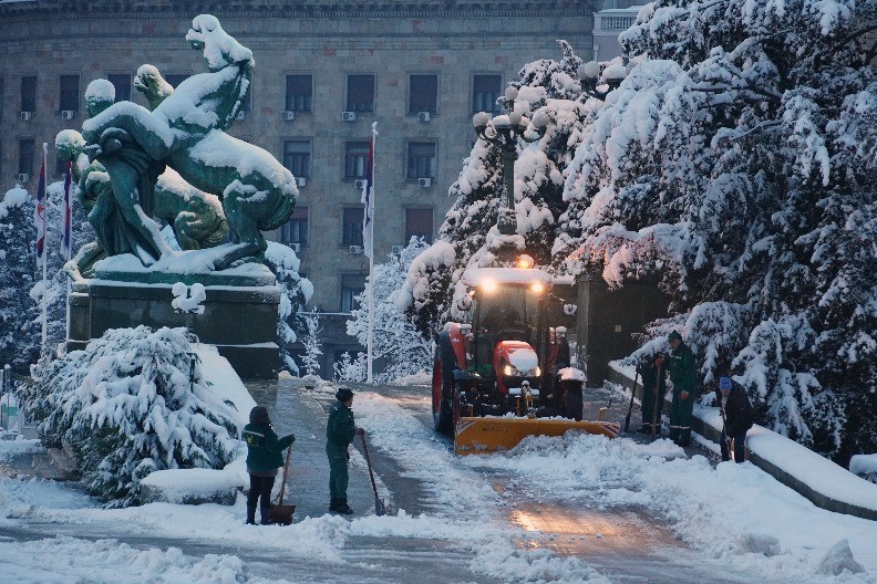 OVI LJUDI NE SMEJU DA ČISTE SNEG Lekari upozoravaju – rizik od infarkta i šloga je ogroman
