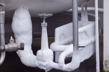 OVO NIKAKO NE RADITE KADA SE CEVI ZALEDE Jedan potez može izazvati pucanje i poplavu u stanu