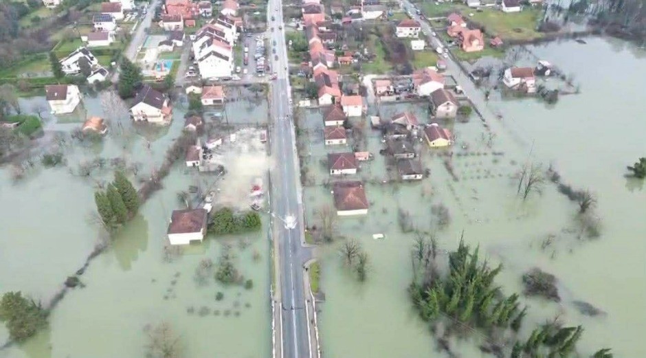 DRAMA U CRNOJ GORI Reka poplavila kuće i puteve, stotine meštana Božić provelo bez struje