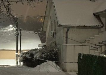  IMA TEŠKE POVREDE  Maloletnik koji je pucao u svoje bližnje, pa sebi u glavu kritično