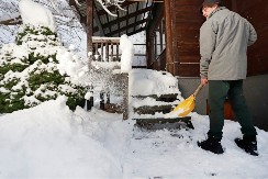 Zaboravite so: Samo ova kombinacija brzo uklanja led sa stepenica