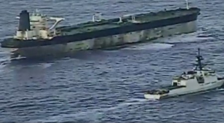 "VEĆ SE ISTOVARUJE NAFTA" Tramp se oglasio o zaplenjenom tankeru