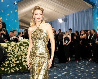 SESTRA JOJ UKRALA BOJU KOSE, A SAD ONA NJENU Manekenka više nije plavuša, napravila najveću transformaciju ikada!