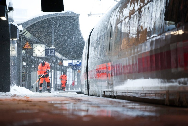 SNEŽNI KOLAPS U NEMAČKOJ Železnice ne rade, vozovi zaglavljeni