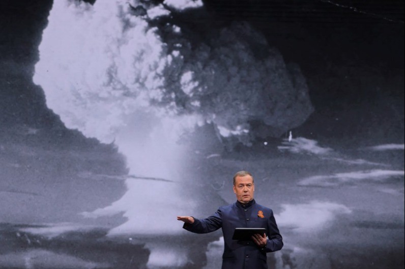 RUSIJA PODIŽE ULOG: Medvedev poručio da međunarodno pravo više ne važi