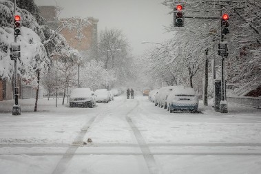EVROPU STEŽE LEDENA PESNICA: Francuska i Britanija paralisane, letovi otkazani: Na hiljade bez struje