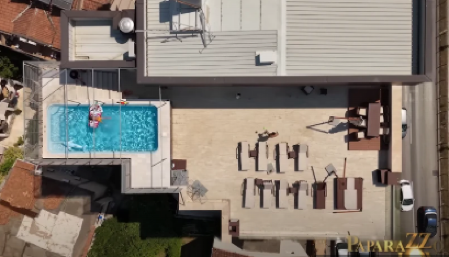 NAŠ POZNATI PEVAČ KUPIO PENTHAUS SA BAZENOM NA MORU! Karijeru mu obeležilo učešće u rijalitiju, a sada uživa punim plućima! (FOTO)