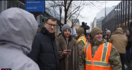 INCIDENT ISPRED KAPITOLA! Bivši premijer pokazivao Vikipediju gardi da bi ušao na Trampovu inauguraciju! (VIDEO)