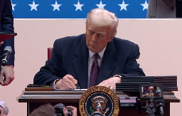 NE GUBI NI SEKUNDE Tramp poništio 78 Bajdenovih odluka, potpisao ukaze o migraciji, pomilovanja…