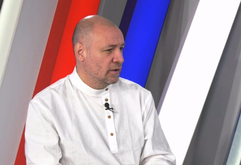 ŠOLAKOV PROPAGANDISTA VUK CVIJIĆ: Penzioneri koji podržavaju Vučića su hitlerovci! Obesićemo novinare koji nisu uz nas! (VIDEO)