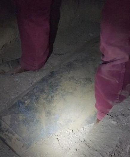 ŠTA JE OVO, MAJKO MILA? Kopali usred pustinje, pa naišli na misteriozan predmet, nacrtani simbol ledi krv u žilama! (FOTO)