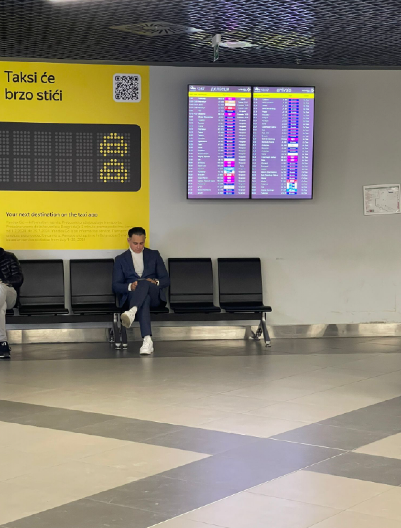 DRAGAN NESTRPLJIVO ČEKA JOVANU JEREMIĆ Usnimili smo ga na aerodromu, evo šta radi sve vreme (VIDEO)