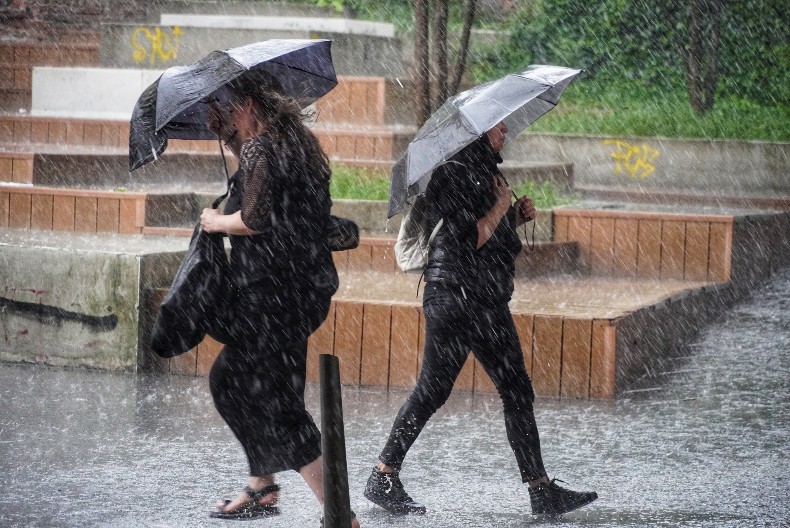 KIŠA, KIŠA I KIŠA! Na Srbiju će se SRUČITI pljuskovi - evo kad počinje POTOP!