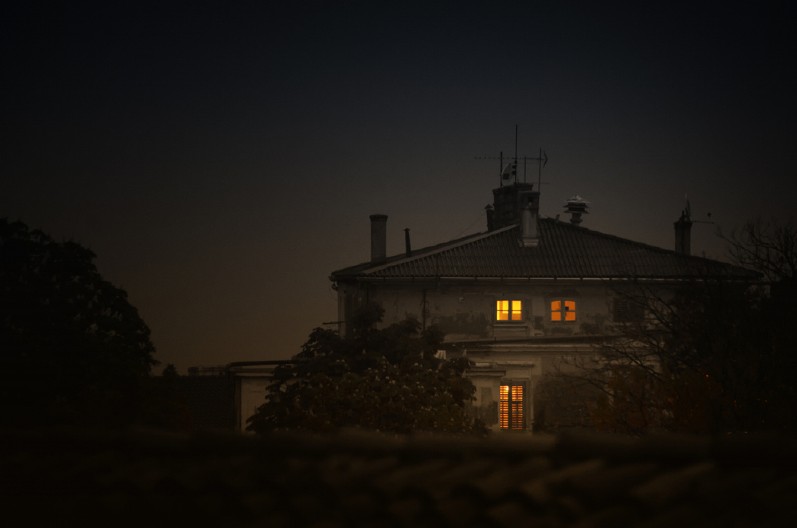 JEZIVO Porodica kupila kuću, ono što su našli ispod kamenih ploča u sobi, ledi krv u žilama, ali to je tek početak