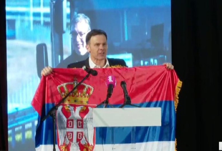 ONI POVRAĆAJU PO NJOJ, A MI ŽIVIMO I BORIMO SE ZA OVU ZASTAVU Siniša Mali u Rakovici pokazao kako se čuva srpska trobojka (VIDEO)