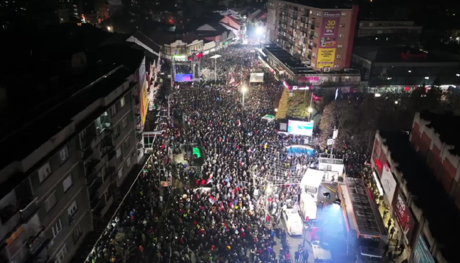 SPEKTAKULARNI SNIMAK IZ DRONA Okupilo se više od 50.000 ljudi u Jagodini, na ulazu u grad  formirana kolona duža od 3 kilometra (VIDEO)