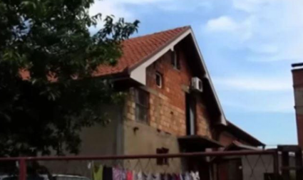 U RIJALITIJU ZARADILA 500.000 EVRA, A KUĆA JOJ U RASPADU! Na provod trošila bogatstvo, a porodični dom bez fasade!