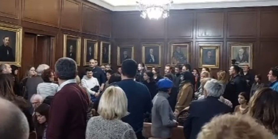 ČIST FAŠIZAM! Pogledajte napad na sve srpsko od strane opozicije, sramotan upad u Maticu srpsku (VIDEO)