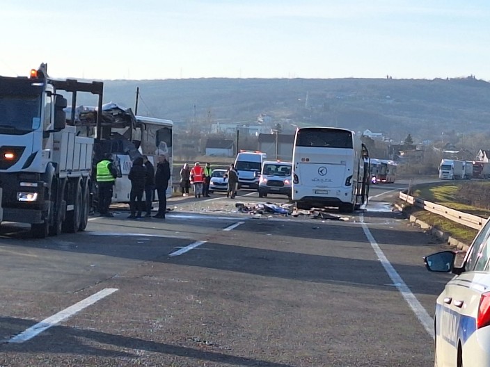 PRVE SLIKE JEZIVE TRAGEDIJE KOD UMKE Srča i staklo po putu, autobusi neprepoznatljivi (FOTO)