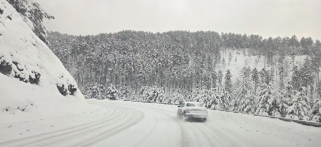 PONOVO UDARILA SNAŽNA MEĆAVA, OVO SU SLIKE SA LICA MESTA! Duže od 24 časa pada sneg u ovom mestu u Srbiji (VIDEO)