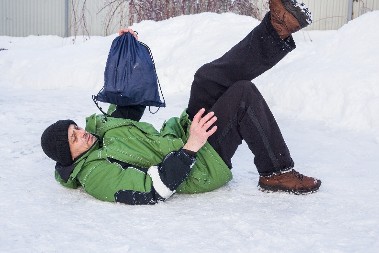 OKLIZNULI STE SE I PALI NA LEDU? Evo kako da znate da li je povreda ozbiljna