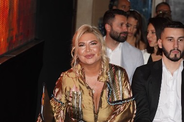 "TO MAMA VOLI" Dea Đurđević pozirala sa kolegom ispred Pinka, ne skida osmeh! (FOTO)