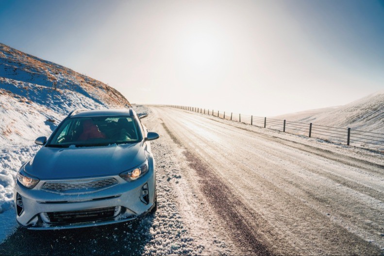 Vozači, danas NIKAKO ne pritiskajte ovo dugme u kolima: Na ledu može biti kobno!