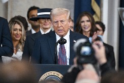 TRAMPOVA PONUDA ZA FEDERALNE RADNIKE: Ko da otkaz, dobiće otpremninu u visini osam plata