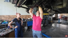 "OTAC ME TERA NA FAKULTET, ALI JA VOLIM DA POPRAVLJAM AUTOMOBILE": Ne smeta joj da se zamaže uljem, a evo kako klijenti reaguju na nju