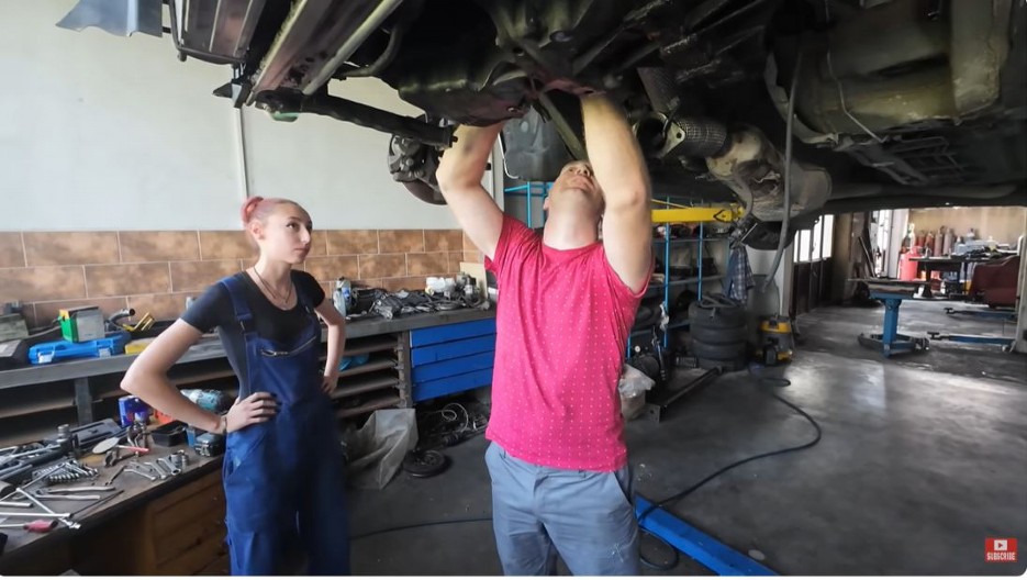 "OTAC ME TERA NA FAKULTET, ALI JA VOLIM DA POPRAVLJAM AUTOMOBILE": Ne smeta joj da se zamaže uljem, a evo kako klijenti reaguju na nju