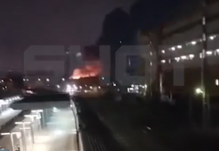 POŽAR OBUHVATIO VIŠESPRATNICU U MOSKVI, HELIKOPTER GASIO VATRU! Iz vatrene stihije spašeno 60 života! (VIDEO)