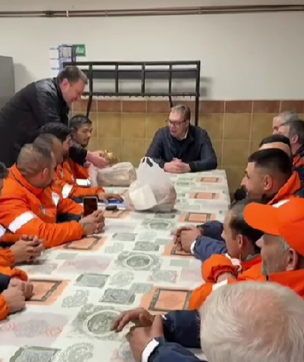 VUČIĆ VEČERAS POSETIO RADNIKE GRADSKE ČISTOĆE Ponosan i srećan što sam neko vreme mogao da provedem sa ovim divnim ljudima (VIDEO)