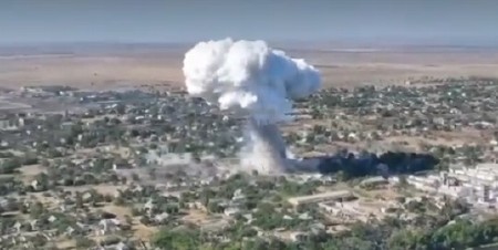 GRUNULA BOMBA OD POLA TONE Nova ruska letelica raznela bunker pun Ukrajinaca, PEČURKA DIMA prekrila nebo! (VIDEO)
