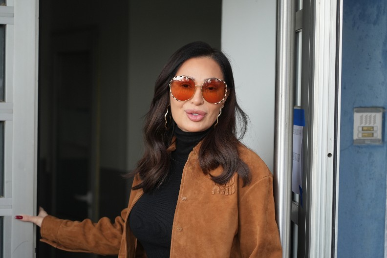 "DA LI JE REALNO DA SE OVAKO POJAVILA?" Ceca u miniću sa raskopčanim dugmetom, muškarcima popadale vilice (FOTO)