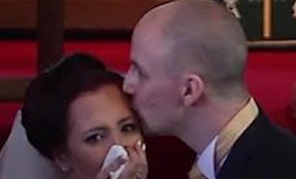 MLADA JE PRILAZILA OLTARU, A ONDA JE VENČANJE ODJEDNOM PREKINUTO Usledio je filmski preokret, ono što se dogodilo na balkonu šokiralo je sve! (VIDEO)