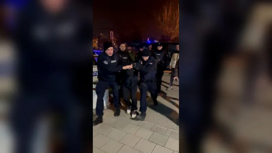 PIROMAN PLAĆEN DA BACI MOLOTOVLJEV KOKTEL, UHAPŠEN I NARUČILAC Market izgoreo, 70 stanara evakuisano!